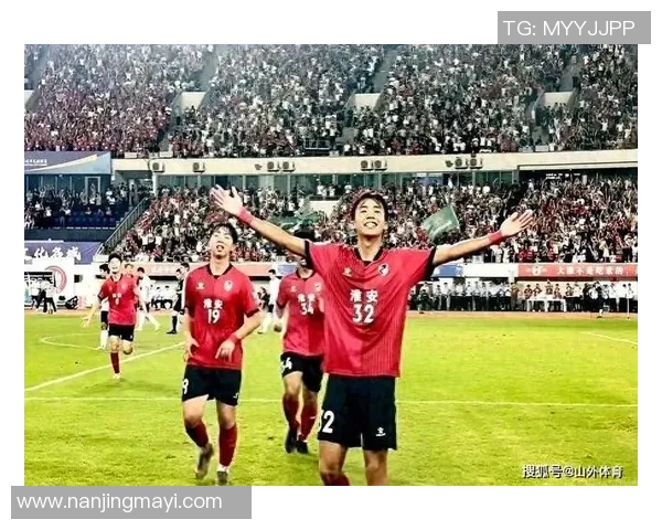 假扮成知名足球球星引发热议粉丝真假难辨社交平台成话题