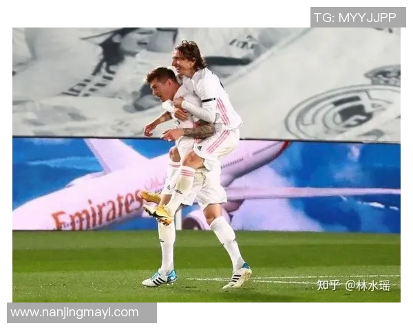 当足球俱乐部球星驾车出行时展现出的速度激情与生活瞬间