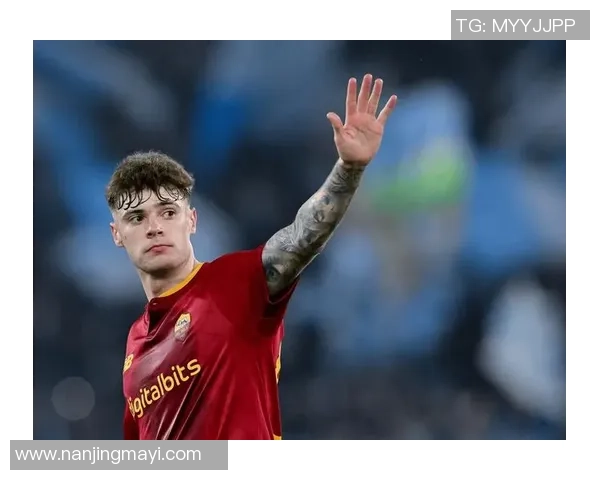 足球球星短袖罗马设计理念与球迷文化传承故事