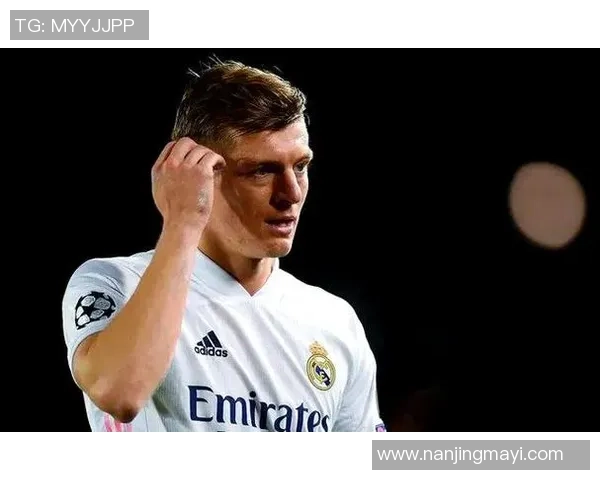 足球球星风采与技术解析 盘点足坛顶尖球员的传奇表现与突破性贡献