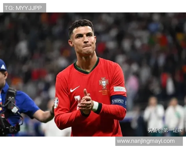 足球历史上十大传奇球星的巅峰之路与辉煌瞬间解析