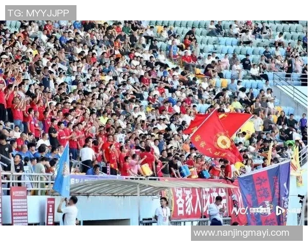 足球巨星闪耀登场激情走秀点燃全场观众热情迎来巅峰时刻